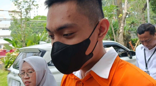 Mario Dandy keluar dari Ditreskrimum dan dibawa ke Unit PPA Polda Metro Jaya, Senin (22/5/2023). Foto: Thomas Bosco/kumparan