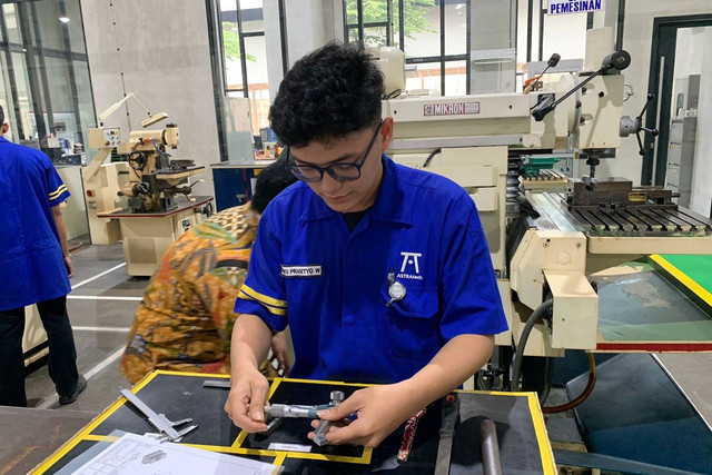 Suasana kegiatan praktek lapangan oleh mahasiswa ASTRAtech (Yayasan Astra Bina Ilmu) di Kawasan Cikarang, Jawa Barat, Senin (22/5). Foto: Luthfi Humam/kumparan
