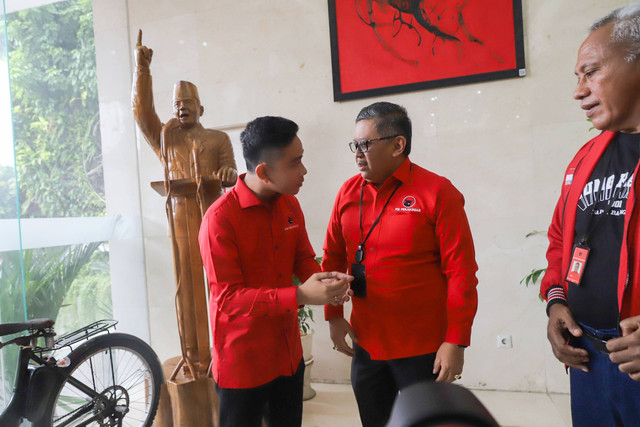 Wali kota Solo Gibran Rakabuming Raka bersama Sekjen PDIP Hasto Kristiyanto (tengah) usai memberikan keterangan kepada wartawan di DPP PDIP, Jakarta, Senin (22/5/2023). Foto: Jamal Ramadhan/kumparan
