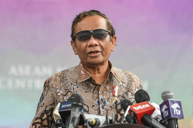 Plt Menkominfo Mahfud MD memberikan keterangan kepada wartawan usai bertemu dengan Presiden Joko Widodo di Kompleks Istana Kepresidenan, Jakarta, Senin (21/5/2023). Foto: Hafidz Mubarak A/ANTARA FOTO