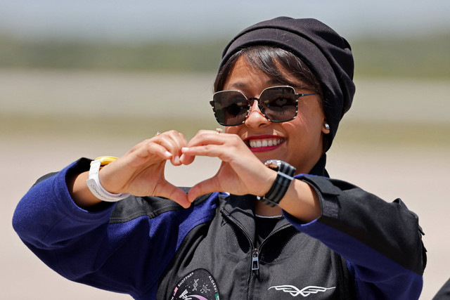 Astronot Arab Saudi Rayyanah Barnawi sebelum peluncuran Axiom Mission 2 (Ax-2) yang direncanakan ke Stasiun Luar Angkasa Internasional di Kennedy Space Center, Florida, AS.  Foto: Joe Skipper/REUTERS