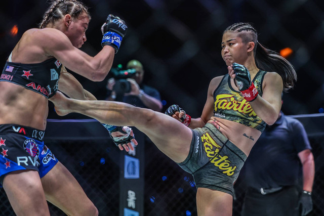 Stamp Fairtex melayangkan tendangan pada Alyse Anderson di ONE Fight Night 10 (dok. ONE Championship)