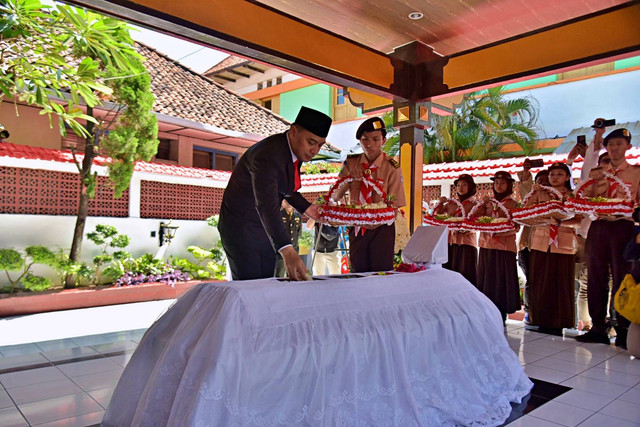 Wali Kota Surabaya Eri Cahyadi saat ziarah ke makam Dr Soetomo, Senin (22/5).