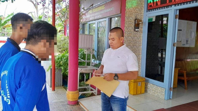 Kasubsi BKD Bapas Amuntai saat menerima 2 (dua) orang WBP Bebas Integrasi, Jum'at, (19/05).
