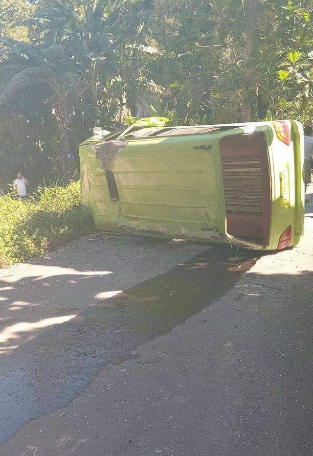 Angkot yang terbalik. Dok: Ist.