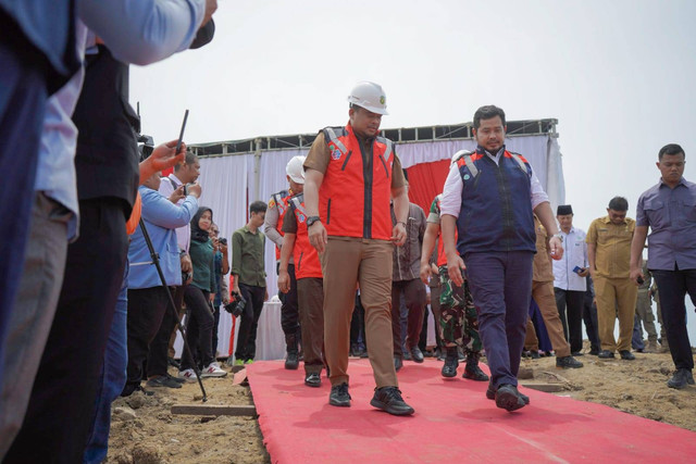 Wali Kota Medan Bobby Nasution saat peletakan batu pertama proyek Islamic Center Kota Medan di Medan Labuhan pada Senin (22/5/2023).  Foto: Pemkot Medan