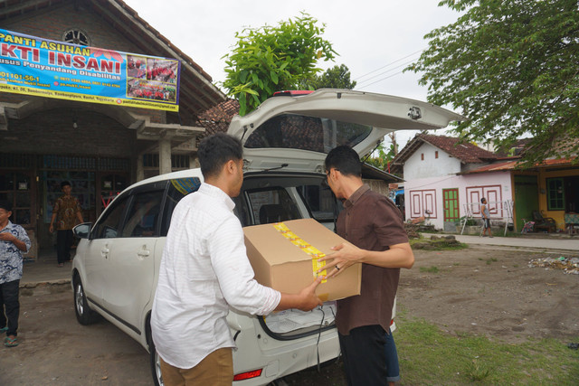 Berbagi di panti asuhan (Sumber: Dokumen Pribadi)