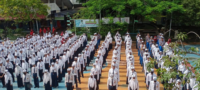 Pelaksanaan Upacara Tanggal 9 Mei 2023 di SMPN 35 Surabaya. (Sumber: Penulis)
