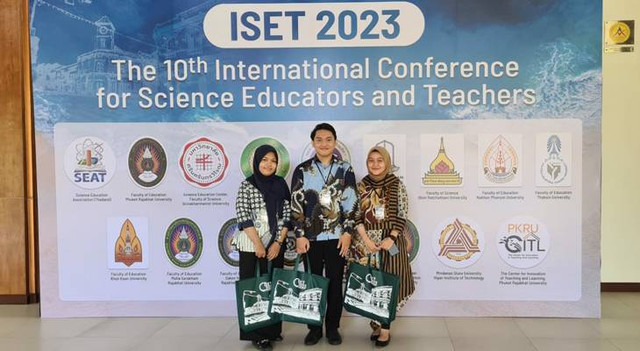 Muhammad Sholeh (1905036016), Syayidah Dinurrohmah (1905036030), dan Zulfa Salsabila (1905036041), telah berhasil mempresentasikan hasil penelitian mereka di pertemuan tahunan yang diselenggarakan oleh Asosiasi Pendidikan Sains Thailand.