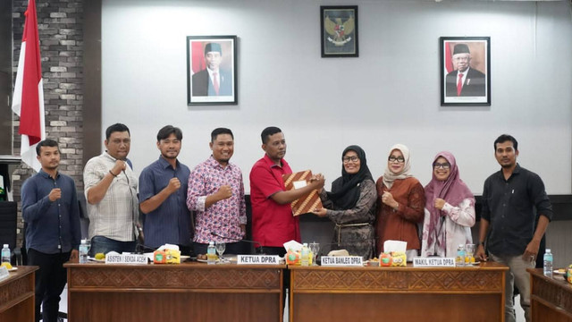 Masyarakat sipil Aceh menyerahkan kajian kebijakan revisi UUPA ke Ketua DPR Aceh. 