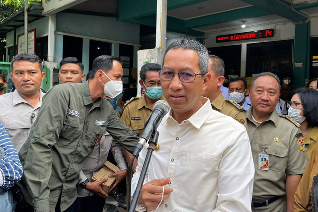 Penjabat Gubernur DKI Jakarta Heru Budi Hartono di Puskesmas Pademangan, Jakarta Utara, Selasa (23/5). Foto: Haya Syahira/kumparan