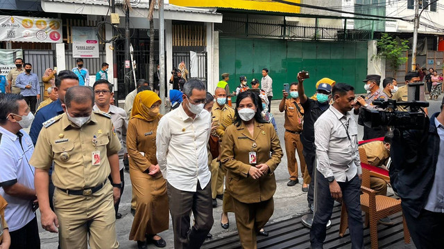 Penjabat Gubernur DKI Jakarta Heru Budi Hartono di Puskesmas Pademangan, Jakarta Utara, Selasa (23/5). Foto: Haya Syahira/kumparan