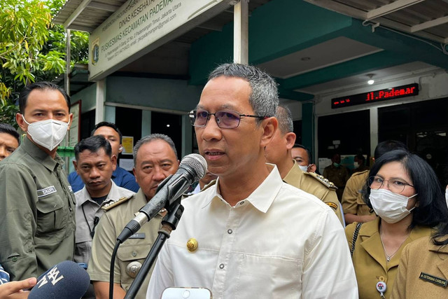 Penjabat Gubernur DKI Jakarta Heru Budi Hartono di Puskesmas Pademangan, Jakarta Utara, Selasa (23/5). Foto: Haya Syahira/kumparan