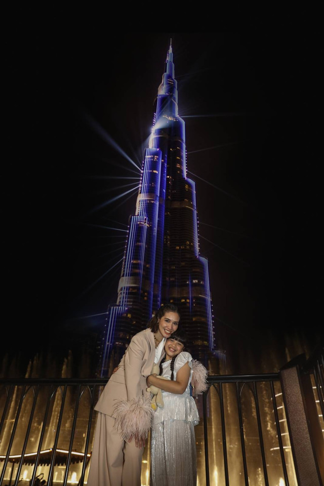 Marsha Timothy dan putrinya Jizzy berfoto dengan latar belakang Burj Khalifa. Foto: DET