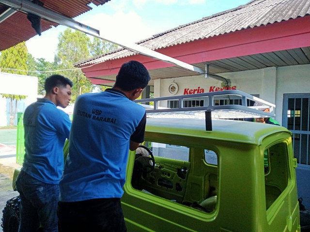 Warga Binaan Pemasyarakatan Rutan Barabai Melakukan Pemasangan Roof Rack Utuh Harat pada Mobil Pelanggan