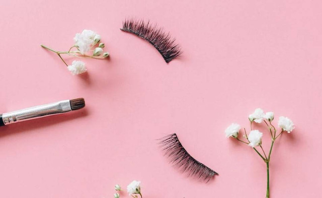 Ilustrasi cara menghilangkan lem bulu mata. Sumber: Pexels