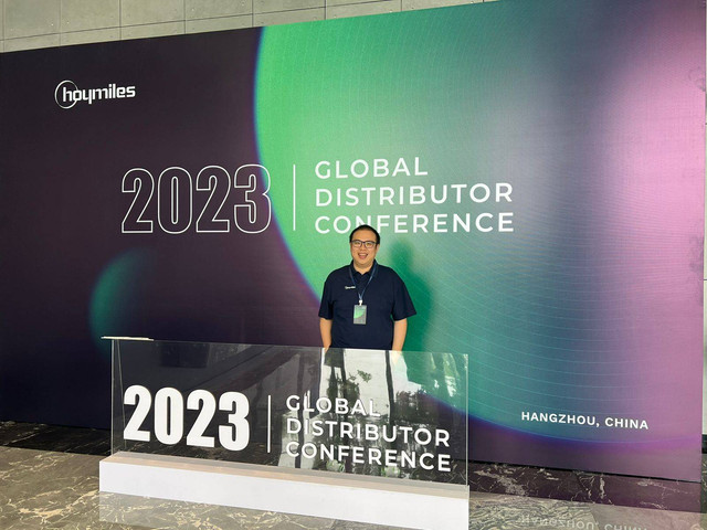 Distributor Hoymiles di Indonesia, Utomo SolaRUV, saat menghadiri acara Global Distributor Conference 2023. Sumber: Hoymiles