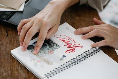 Ilustrasi Cara Buat Kliping. Foto: pexel.com.