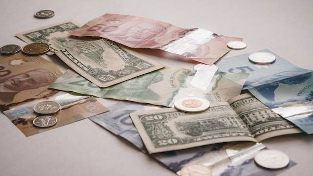 Ilustrasi persamaan dan perbedaan pajak retribusi. Foto: Unsplash/PiggyBank