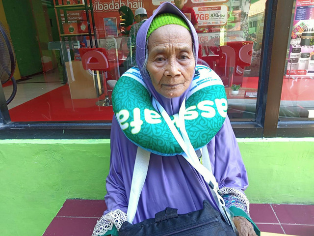 Rija Baris, nenek penjual kerupuk asal Bangkalan. Foto: Masruroh/Basra