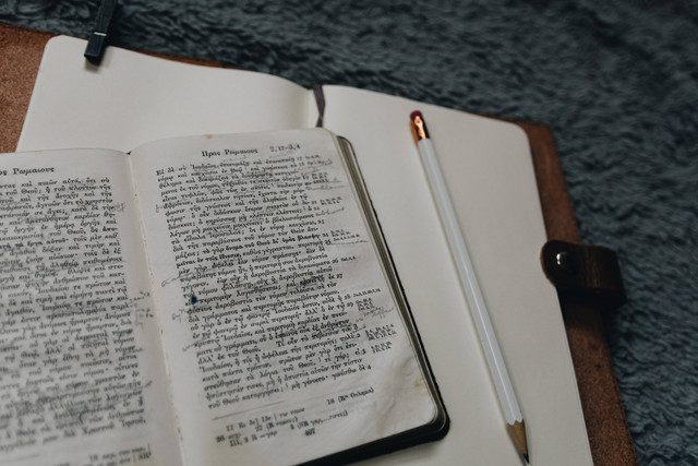 Ilustrasi Cara Menulis Footnote dari Buku. Foto: Unsplash/Kelly Sikkema.