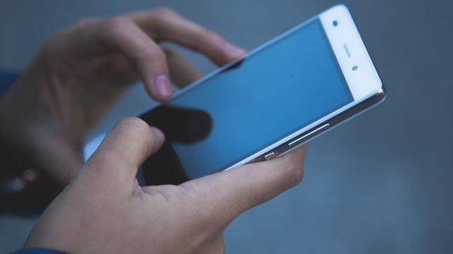  Ilustrasi cara mengatasi HP Infinix mati hidup sendiri. Foto: Unsplash.com. 