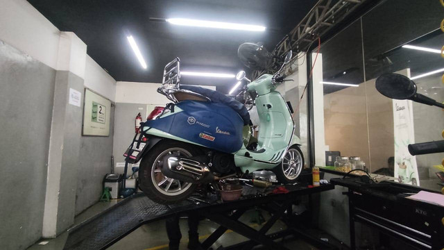 Servis Vespa Primavera di bengkel resmi Sinergi Tangerang. Foto: Aditya Pratama Niagara/kumparan
