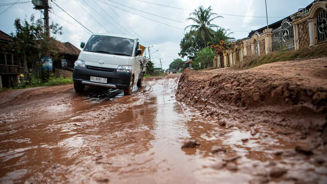 Pengendara melintasi jalan rusak di Desa Suka Damai, Kec Pangkalan Lampan, Kabupaten Ogan Komering Ilir (OKI), Sumatera Selatan, Selasa (23/5/2023). Foto: Nova Wahyudi/ANTARA FOTO