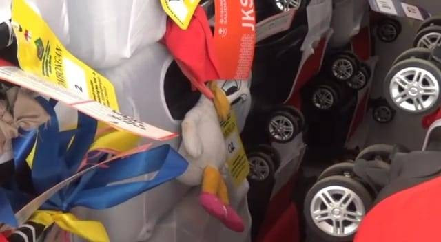 Koper diikatkan boneka bebek.  Foto: Dok. Istimewa