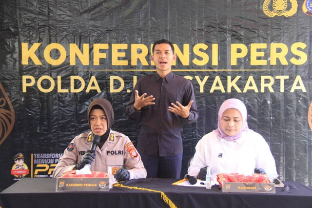 Kasubbid Penmas Bidhumas Polda DIY, AKBP Verena Sri Wahyuningsih (kiri) dan Kasubdit 2 Ditresnarkoba Polda DIY, AKBP Erma Wijayanti, dalam konferensi pers pengungkapan jaringan pengedar obat-obatan berbahaya di Mapolda DIY, Selasa (23/5). Foto: Dok. Polda DIY