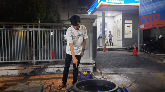 Penemuan bungkusan berisi jarum suntik bekas pakai.  Foto: Dok. Istimewa