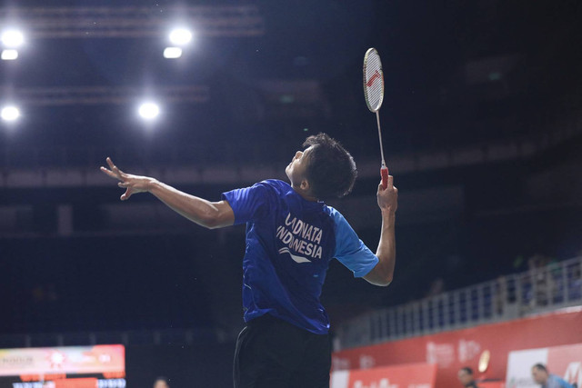 Pebulu tangkis Indonesia, Christian Adinata, beraksi di babak kualifikasi Malaysia Masters 2023 di Axiata Arena, Kuala Lumpur, Malaysia, Selasa (23/5). Foto: Dok. PBSI