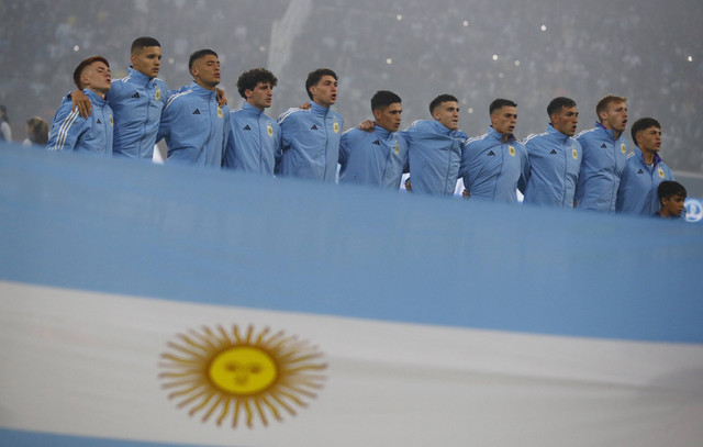 Para pemain Argentina berbaris jelang pertandingan Piala Dunia U-20 Grup A kontra Uzbekistan di Estadio Unico Madre de Ciudades, Santiago del Estero, Argentina (20/5/2023) Foto: Agustin Marcarian/Reuters