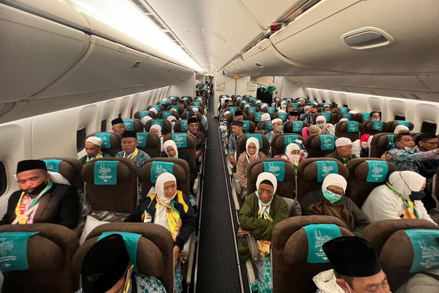 Jemaah calon haji menaiki pesawat yang membawa ke Tanah Suci di Bandara Soekarno Hatta, Tangerang, Banten, Rabu (24/5/2023). Foto: Kemenag RI