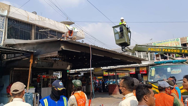 Pembongkaran saluran air di Jalan Niaga Blok Z, Pluit, Jakarta Utara, Rabu (24/5). Foto: Thomas Bosco/kumparan