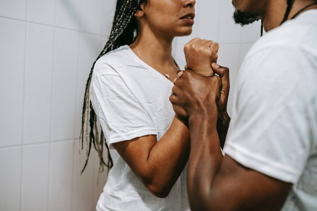 Ilustrasi cowok agresif artinya. Sumber foto: Pexels/Alex Green.