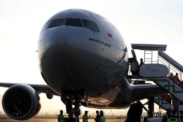 Jemaah calon haji kloter pertama embarkasi Aceh menaiki tangga pesawat Garuda boing 777-300 ER yang akan diberangkatkan ke Tanah Suci di Bandara Internasional Sultan Iskandar Muda, Aceh Besar, Aceh, Rabu (24/5/2023).  Foto: Irwansyah Putra/ANTARA FOTO