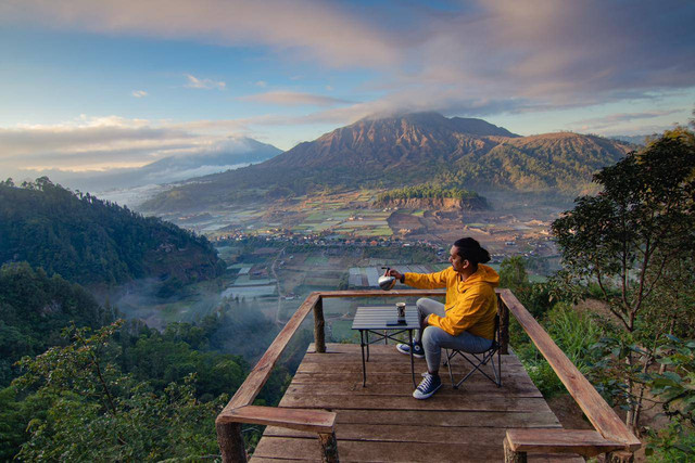 Host Indonesia Kini, Ilham Schode, mengenalkan pariwisata Indonesia lewat cara yang unik. Foto: Dok. Indonesia Kini