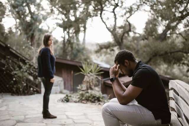 Cara Mengikhlaskan Seseorang yang Dicintai untuk Move On. Foto: Pexels/RDNE Stock project.