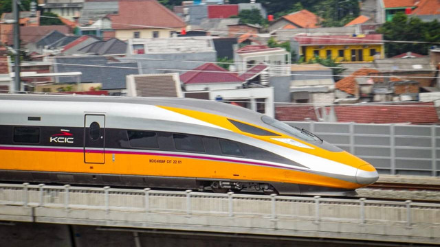 Rangkaian Kereta CIT (Comprehensive Inspection Train) milik PT KCIC saat melakukan uji coba di sekitar kawasan Bekasi, Jawa Barat.  Foto: Rizki Fajar Novanto/kumparan