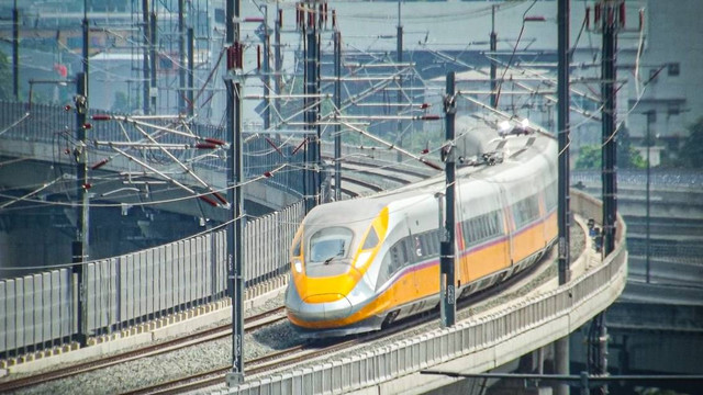 Rangkaian Kereta CIT (Comprehensive Inspection Train) milik PT KCIC saat melakukan uji coba di sekitar kawasan Bekasi, Jawa Barat.  Foto: Rizki Fajar Novanto/kumparan