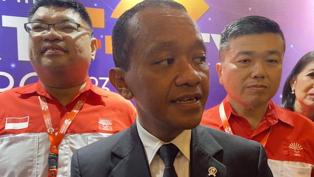 Menteri Investasi/Kepala BKPM (Badan Koordinasi Penanaman Modal) Bahlil Lahadalila, menjawab pertanyaan wartawan saat hadir di acara Indonesi Smart City Technology and Investment Expo 2023, Rabu (24/5). Foto: Alfadillah/kumparan