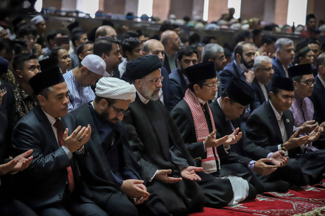 Presiden Iran, Seyyed Ebrahim Raisi, tiba untuk salat zuhur berjemaah di Masjid Istiqlal, Jakarta, Rabu (24/5/2023). Foto: Jamal Ramadhan/kumparan