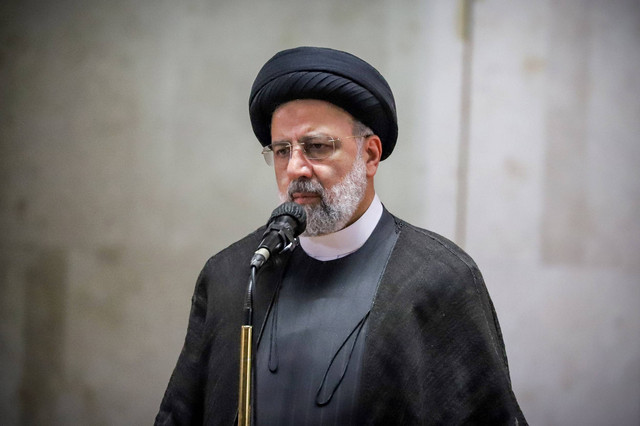 Presiden Iran, Seyyed Ebrahim Raisi, memberikan sambutan usai salat Dzuhur berjemaah di Masjid Istiqlal, Jakarta, Rabu (24/5/2023). Foto: Jamal Ramadhan/kumparan