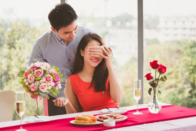 Merayakan anniversary bersama pasangan. Foto: Shutterstock
