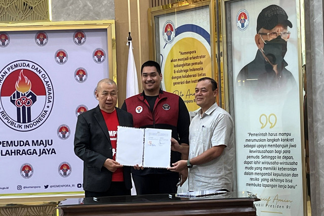 Menpora Dito Ariotedjo (tengah), Ketua Umum Perbasi Danny Kosasih (kiri) dan Wadir Keuangan LOC FBWC 2023 Oliver Widiantoro saat menandatangani MOU kerjasama penyelanggaran FIBA World Cup 2023 di Kemenpora, Rabu (24/5). Foto: Ananta Erlangga/kumparan