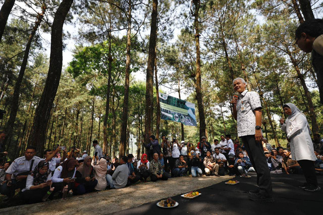 Gubernur Jawa Tengah saat memberikan pengarahan untuk ratusan penyuluh dan kelompok tani hutan di Kembang Park, Desa Kembanglangit, Kabupaten Batang pada Rabu (24/5). Foto: Dok. Istimewa 