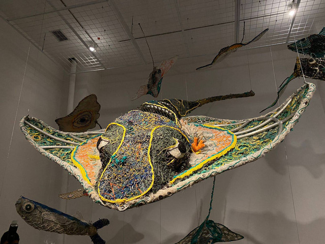 Pameran seni dari limbah pukat ikan oleh seniman Selat Torres Australia di pamerah Ghost Nights: Awakening the Drifting Giants di Museum MACAN, Jakarta Barat. Foto: Judith Aura/kumparan