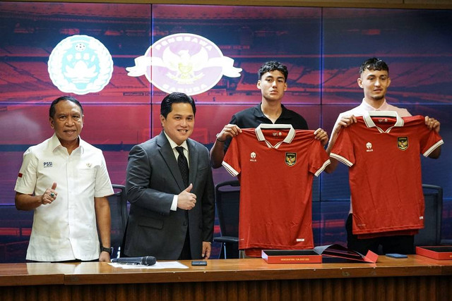 Pemain naturalisasi timnas sepak bola
Ketua Umum PSSI Erick Thohir (kedua kiri) bersama Wakil Ketua Umum PSSI Zainudin Amali (kiri) berfoto dengan pemain naturalisasi timnas sepak bola Indonesia Rafael William Struick (kedua kanan) dan Ivar Jenner. Foto: ANTARA FOTO/Dhemas Reviyanto