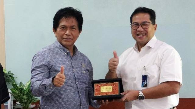 Ketua DPRD Sulut, Fransiscus Andi Silangen bersama GM PLN UID Suluttenggo, J A Ari Dartomo.